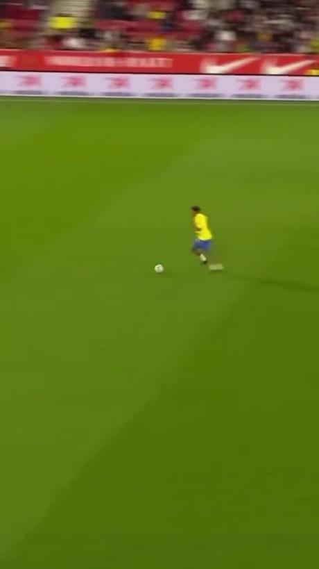 45歲還開(kāi)掛！小羅再現(xiàn)牛尾巴過(guò)人，微笑單挑門(mén)將輕松打進(jìn)